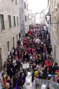 Skandal u Imotskom: zapaljena figura gay para s usvojenim djetetom koje je na čelu imalo petokraku!? Evo što su nam rekli organizatori