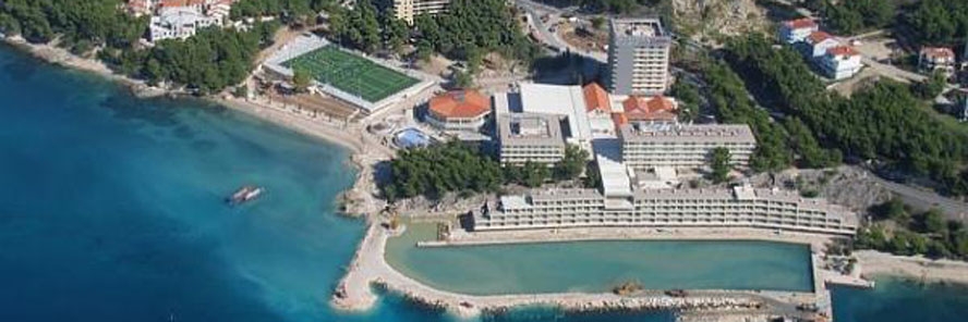 Podstrana: Izgorio vanjski šank hotela Lav - kriminalističko vještačenje u tijeku, vlasnik tvrdi: Netko je bacio opušak sa ceste, sve drugo je isključeno